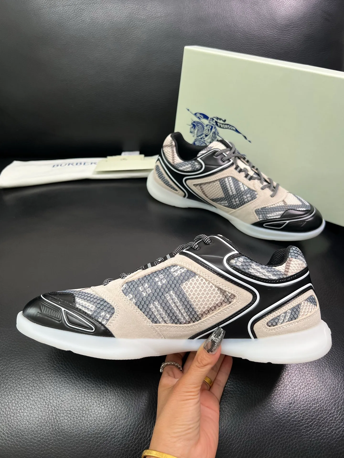 Men's shoes 💰740 BURBERRY top crafts Burberry counter synchronization, original factory configuration imported cowhide fabrics from Italy, high-quality complex splicing process, imported cowhide inner pads, breathable and comfortable, soles: original soles specially provided by the original factory, original and single goods High quality welcome to compare, code number 38-44 (customized 45 46) 85855